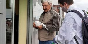 Түбән Камада волонтерлар хокук бозучыларга медицина битлекләрен бушлай тарата