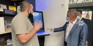 Миңнеханов Казандагы яңа китапханәдә «Тукайча татар кодексы» китабын укырга алды