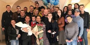 Фирдүс Тямаев төпчек малаен бәбиләр тудыру йортыннан каршы алган