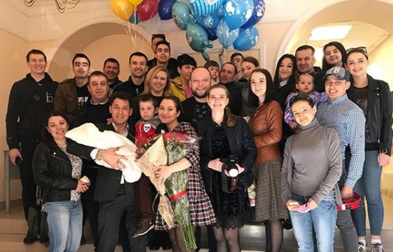 Фирдүс Тямаев төпчек малаен бәбиләр тудыру йортыннан каршы алган