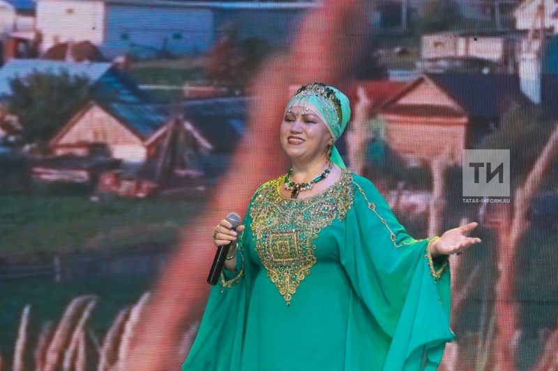 ХАЛИДӘ БИГИЧЕВА СӘХНӘДӘН КИТӘ: "БИРЕЛГӘН ТАЛАНТНЫҢ ВАКЫТЫ ЧЫККАНДЫР..."