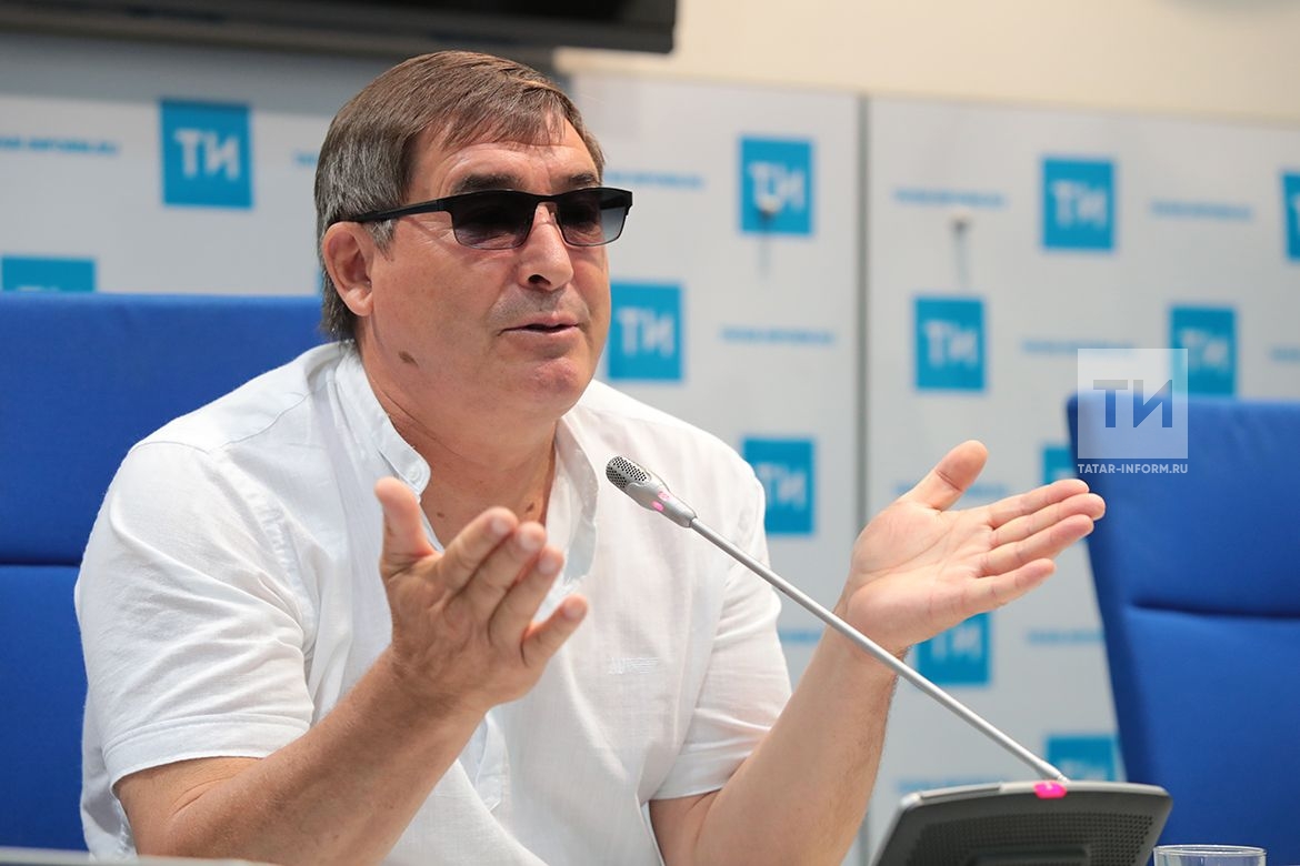 Салават Фәтхетдинов үзе белән сөйләшүче журналистларның үзеннән акыллы булуын тели