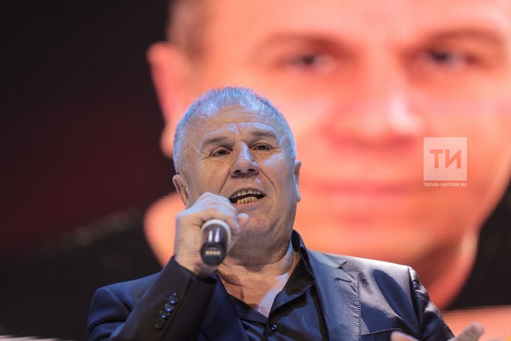Фирзәр Мортазин: “Фонограммага җырлаучыларның башына тавык йомыркасы ыргытасым килә”