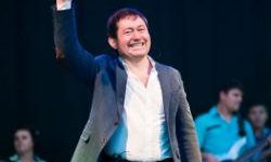 Айдар Галимов русча Салават әйтмешли, "по татарски вот так петь нужно" итеп җырлый