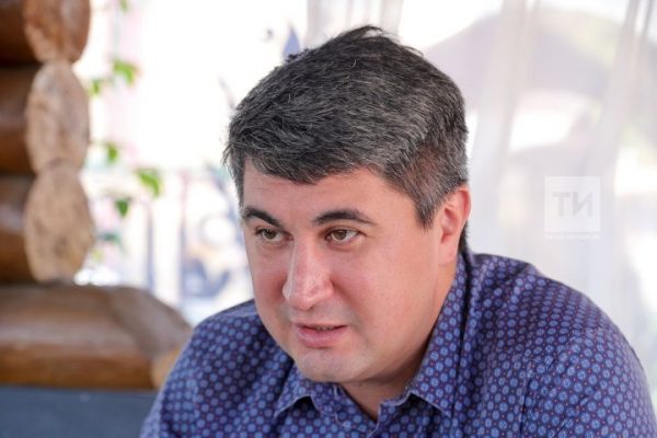 Айрат Ильясов: “Җырчы җырларга гына тиеш. Сөйләргә алып баручылар бар"