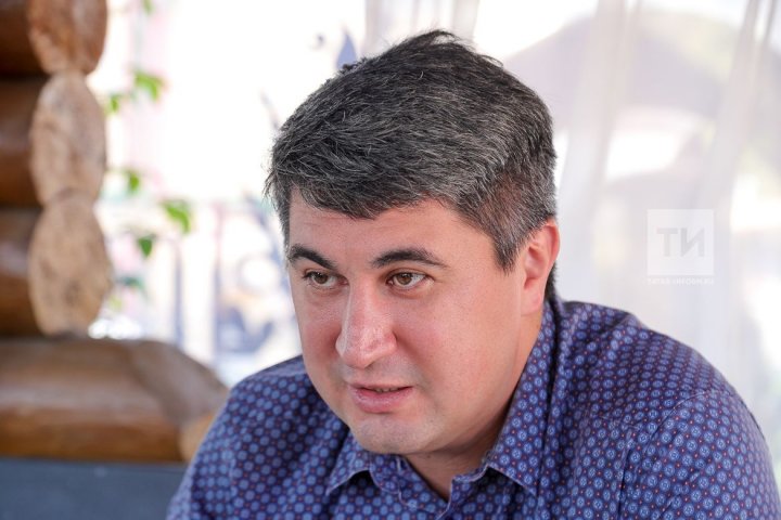 Айрат Ильясов: “Җырчы җырларга гына тиеш. Сөйләргә алып баручылар бар"