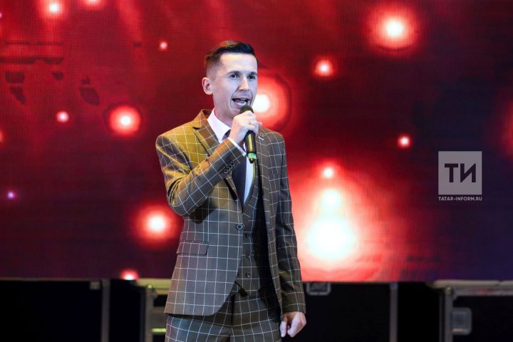 Рифат Зарипов: "Миңа ике йөз мең түләп, мәҗлескә чакырганчы, хәйрия белән шөгыльләнсеннәр"