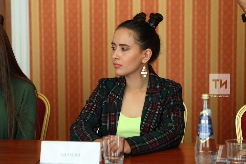 Зәлилә: Сәхнәгә башка исем белән чыгуымны әни аңлап бетермәде - "Шәһри Казан"