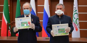 Миңнеханов һәм Шәймиев ТАССРның 100 еллыгына багышланган почта маркасына штамп сукты